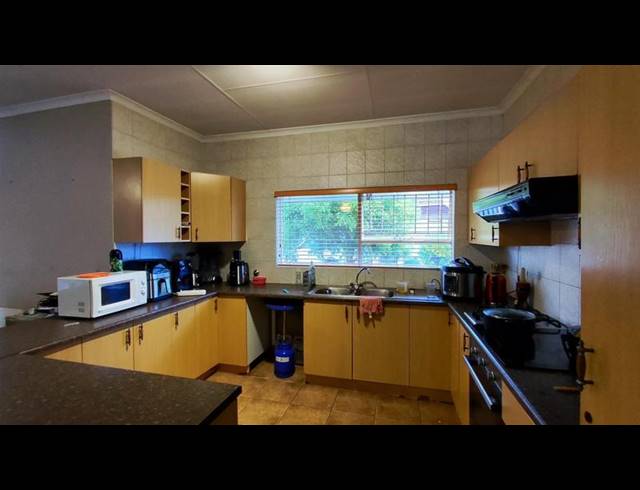 3 BEDROOM TOWNHOUSE FOR SALE IN VANDERBIJLPARK CE 2